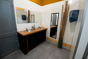 Mundaka Hostel y Bar - Adults Only