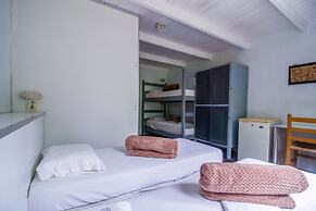 Mundaka Hostel y Bar - Adults Only