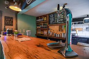 Mundaka Hostel y Bar - Adults Only