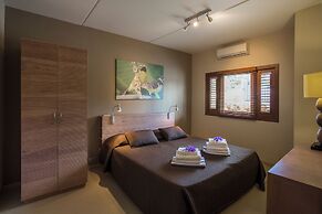 Spanish Water Apartments