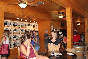 Mendelbaum Winery Guest Cabins