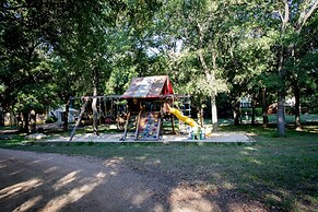 Mendelbaum Winery Guest Cabins