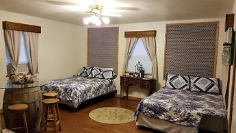 Mendelbaum Winery Guest Cabins