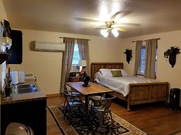 Mendelbaum Winery Guest Cabins