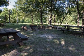 Mendelbaum Winery Guest Cabins