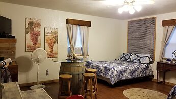 Mendelbaum Winery Guest Cabins