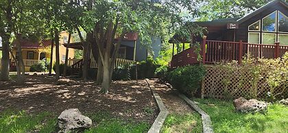 Mendelbaum Winery Guest Cabins