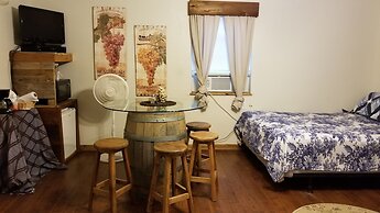 Mendelbaum Winery Guest Cabins