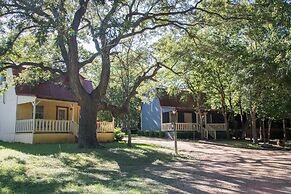 Mendelbaum Winery Guest Cabins