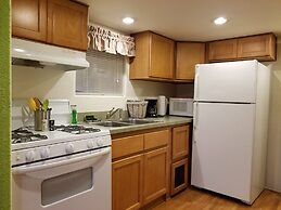 Mendelbaum Winery Guest Cabins