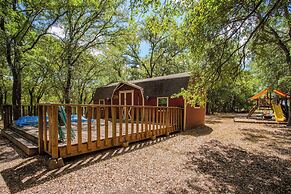 Mendelbaum Winery Guest Cabins