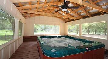 Mendelbaum Winery Guest Cabins