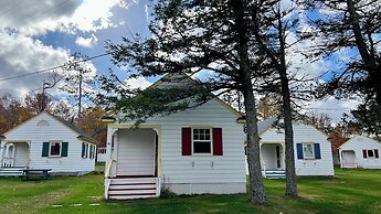 Green Gables Bungalow Court
