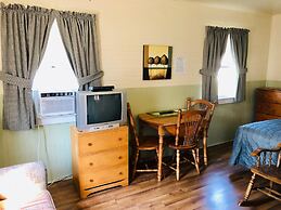 Green Gables Bungalow Court