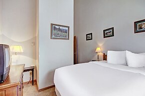 Front-row Access To Historic Breck 2br 1.5ba Sleeps 8 2 Bedroom Condo 