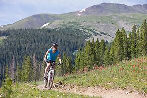 Front-row Access To Historic Breck 2br 1.5ba Sleeps 8 2 Bedroom Condo 