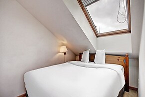 Front-row Access To Historic Breck 2br 1.5ba Sleeps 8 2 Bedroom Condo 