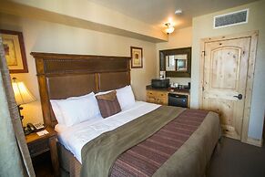 Well Equipped Condo with Balcony Overlooking Pool by RedAwning - Save 