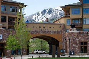 Sundial Lodge Condo Steps from Red Pine Gondola by RedAwning - Save 20