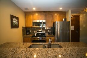 Sundial Lodge Condo Steps from Red Pine Gondola by RedAwning - Save 20