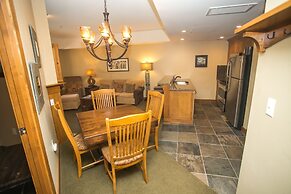 Sundial Lodge Condo Steps from Red Pine Gondola by RedAwning - Save 20