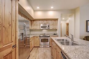 Ski-in 2br  W/luxe Decor Steps To Winter Activities 2 Bedroom Townhous