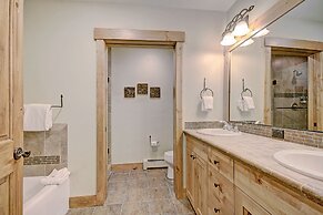 Ski-in 2br  W/luxe Decor Steps To Winter Activities 2 Bedroom Townhous