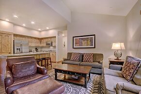 Ski-in 2br  W/luxe Decor Steps To Winter Activities 2 Bedroom Townhous