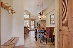 Ski-in 2br  W/luxe Decor Steps To Winter Activities 2 Bedroom Townhous