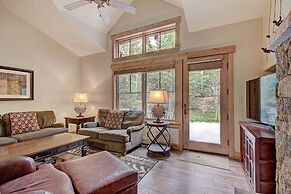 Ski-in 2br  W/luxe Decor Steps To Winter Activities 2 Bedroom Townhous