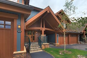 Ski-in 2br  W/luxe Decor Steps To Winter Activities 2 Bedroom Townhous