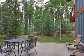 Ski-in 2br  W/luxe Decor Steps To Winter Activities 2 Bedroom Townhous