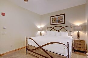Ski-in 2br  W/luxe Decor Steps To Winter Activities 2 Bedroom Townhous