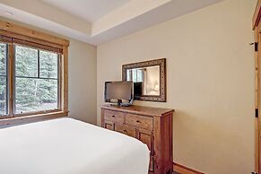 Ski-in 2br  W/luxe Decor Steps To Winter Activities 2 Bedroom Townhous