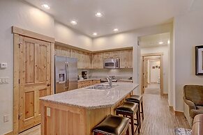 Ski-in 2br  W/luxe Decor Steps To Winter Activities 2 Bedroom Townhous