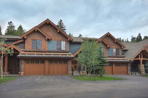 Ski-in 2br  W/luxe Decor Steps To Winter Activities 2 Bedroom Townhous