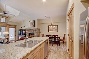 Ski-in 2br  W/luxe Decor Steps To Winter Activities 2 Bedroom Townhous