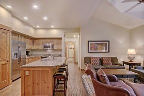 Ski-in 2br  W/luxe Decor Steps To Winter Activities 2 Bedroom Townhous