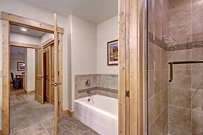 Ski-in 2br  W/luxe Decor Steps To Winter Activities 2 Bedroom Townhous