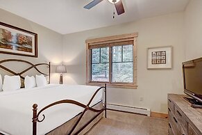 Ski-in 2br  W/luxe Decor Steps To Winter Activities 2 Bedroom Townhous