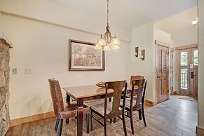 Ski-in 2br  W/luxe Decor Steps To Winter Activities 2 Bedroom Townhous
