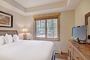 Ski-in 2br  W/luxe Decor Steps To Winter Activities 2 Bedroom Townhous