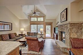 Ski-in 2br  W/luxe Decor Steps To Winter Activities 2 Bedroom Townhous