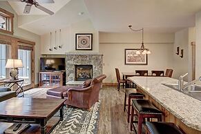 Ski-in 2br  W/luxe Decor Steps To Winter Activities 2 Bedroom Townhous