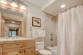 Ski-in 2br  W/luxe Decor Steps To Winter Activities 2 Bedroom Townhous