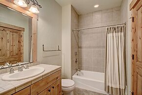 Vaulted Ceilings+rustic Luxury 2 Blocks To Main St- Sleeps 6 2 Bedroom