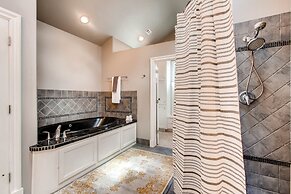 Luxury 4 Bedroom Home in Central Austin