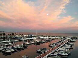 InstaStay Front line Harbor Apartment