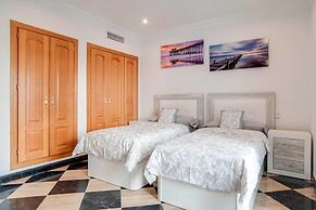 InstaStay Front line Harbor Apartment