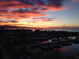 InstaStay Front line Harbor Apartment